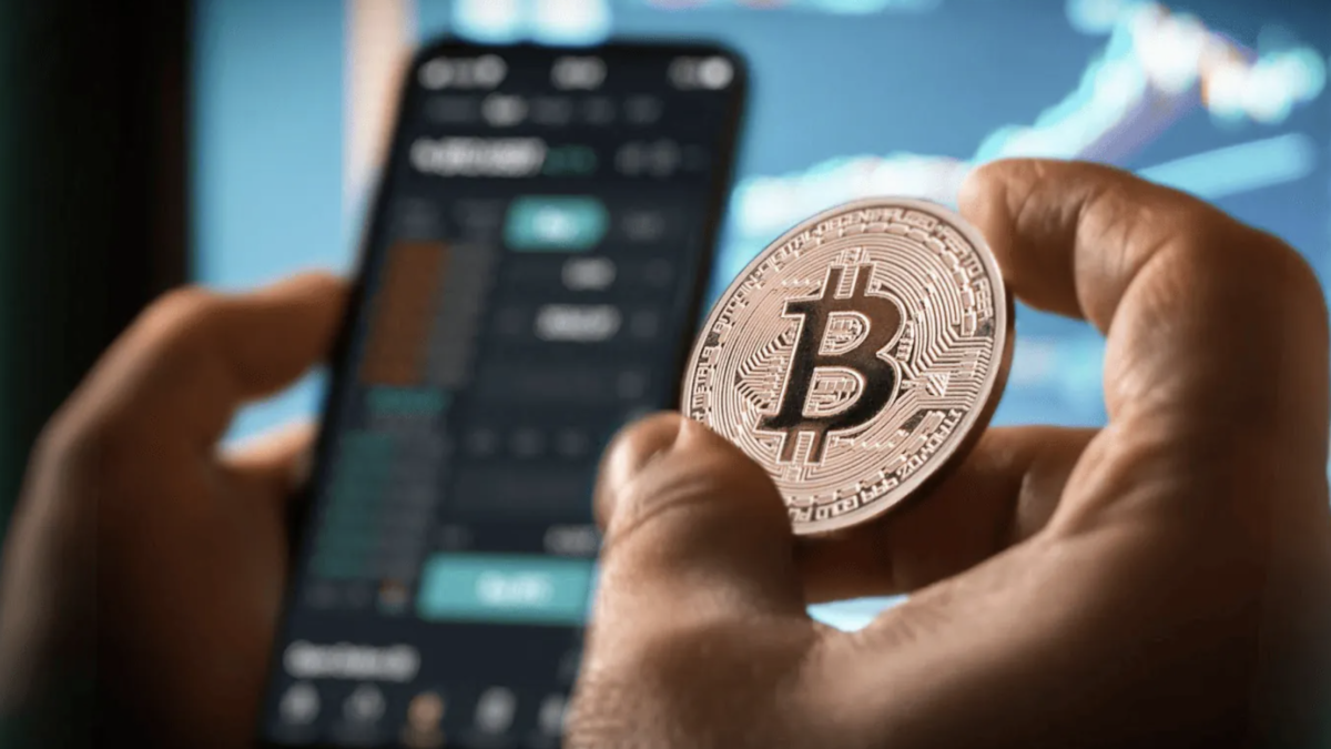 Bitcoin Rose 28% While Mid-Cap Altcoins Fell 74% in Two Years